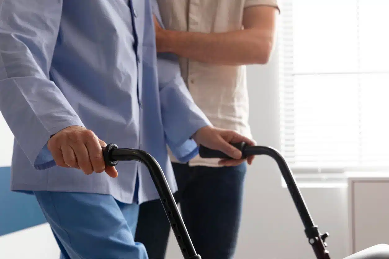 requisitos auxiliar geriatría